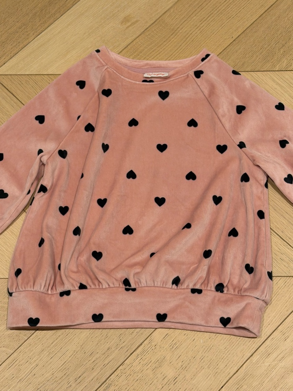 Cat & Jack Girls’ Pink Velour Heart Print Sweatshirt – M (8)